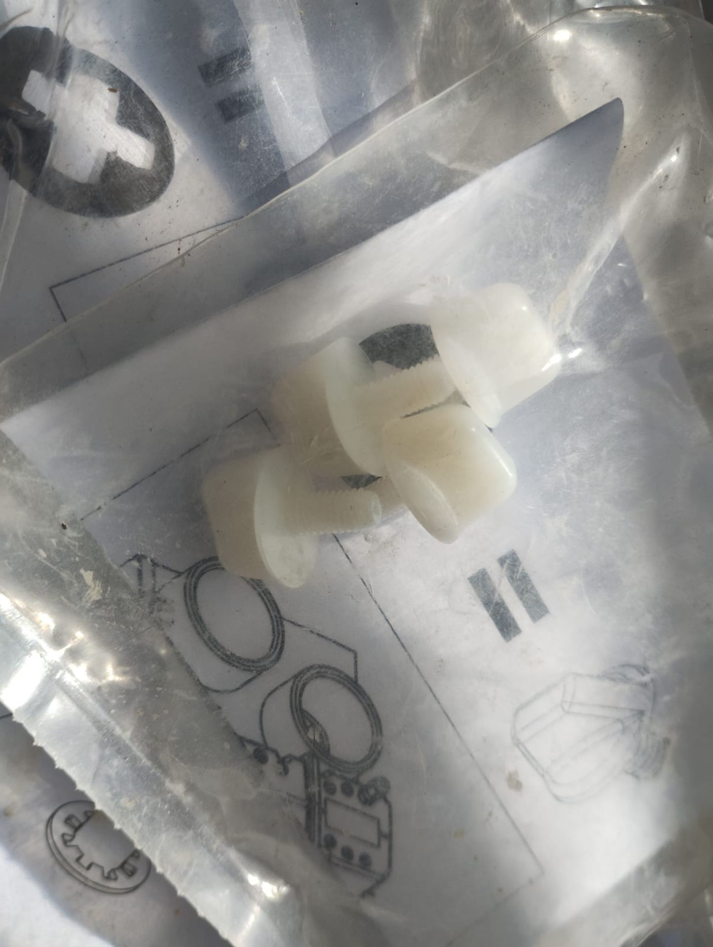 JOBLOT OF 150 APPROX - PACKS OF 4PSC WHITE SCREW IN CAPS - NEW IN ORIGINAL PACKS - Image 3 of 4