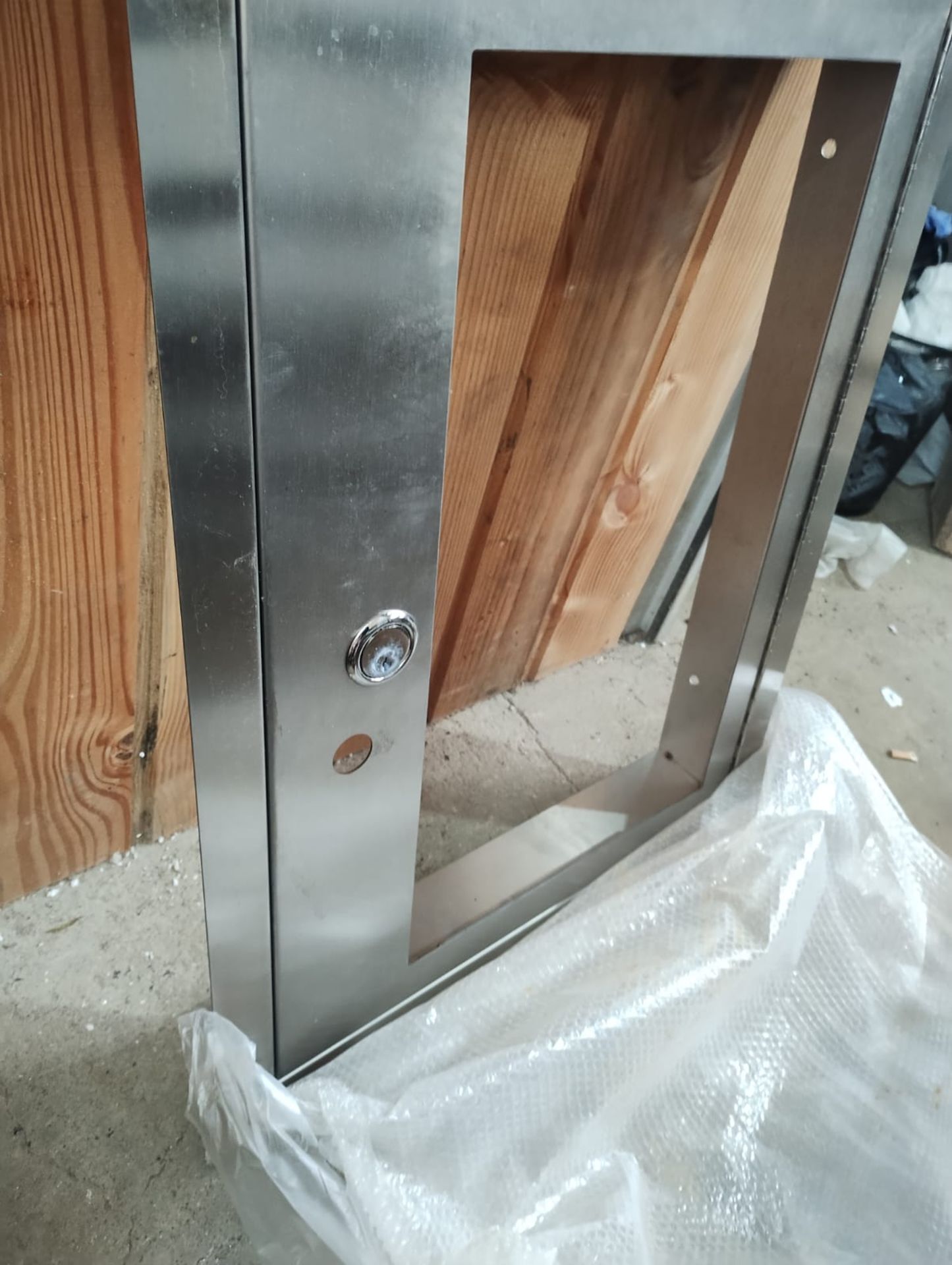 HYDROTECH - DRY RISER INLET VERTICAL CABINET - LOCKABLE - STAINLESS STEEL - NO GLASS - NEW - Image 6 of 7