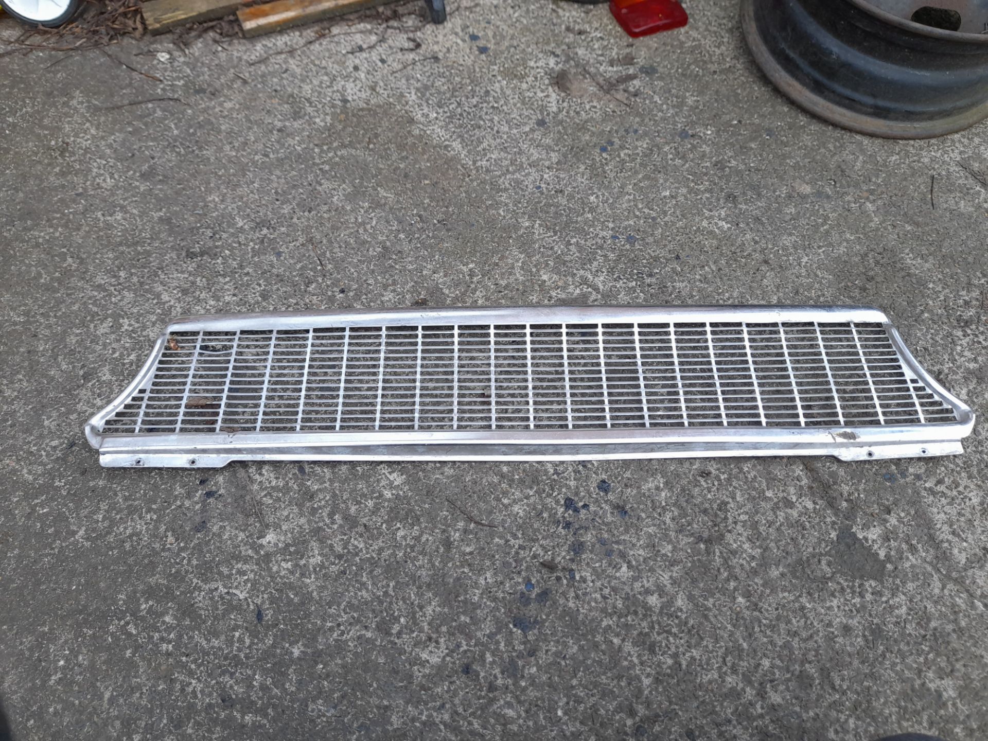 JOBLOT OF CLASSIC FORD CAR FRONT GRILLS - Image 3 of 12
