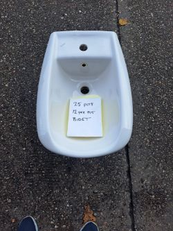 JOBLOT OF 24 X WHITE BIDETS - SEE DESCRIPTION FOR BREAKDOWN