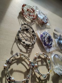 MIXED CRYSTAL CHIP AND STYLE SS WRAP AROUND BANGLE JOBLOT OF 8 - BRAND NEW