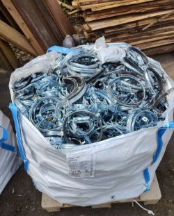 JOBLOT OF 1 TONNE DUMPY BAG FULL OF MIXED SIZE STEEL PIPE CLAMPS FULL (APPROX 500-750 IF NOT MORE )