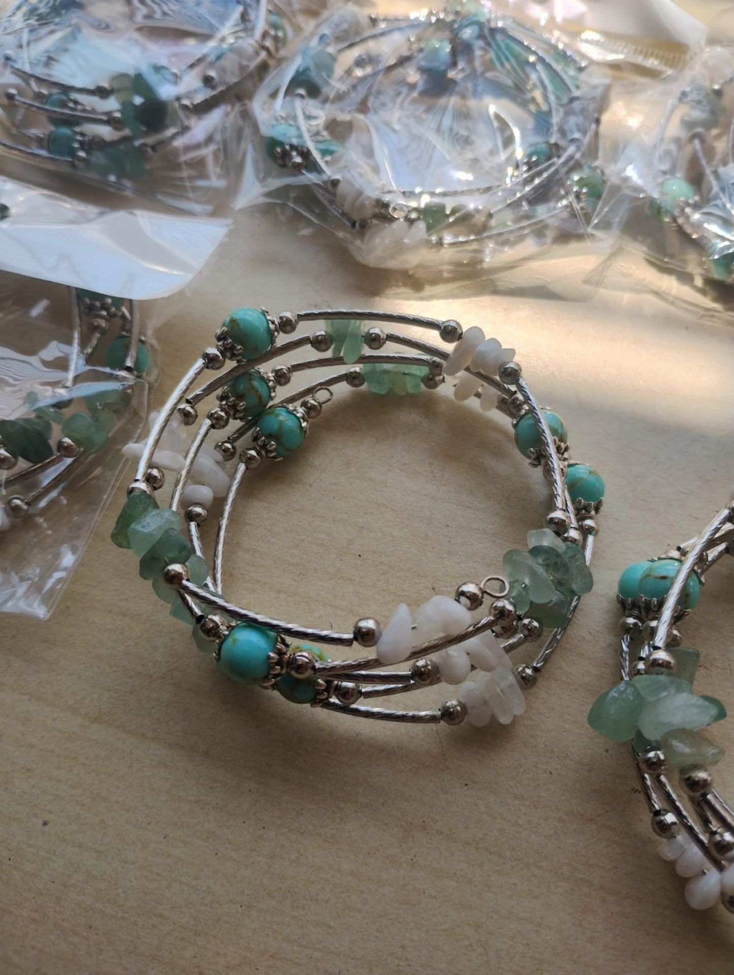 ADVENTURINE+ WHITE AGATE GEMSTONE CRYSTAL WRAP AROUND BANGLES SS - JOBLOT OF 10 - Image 4 of 4