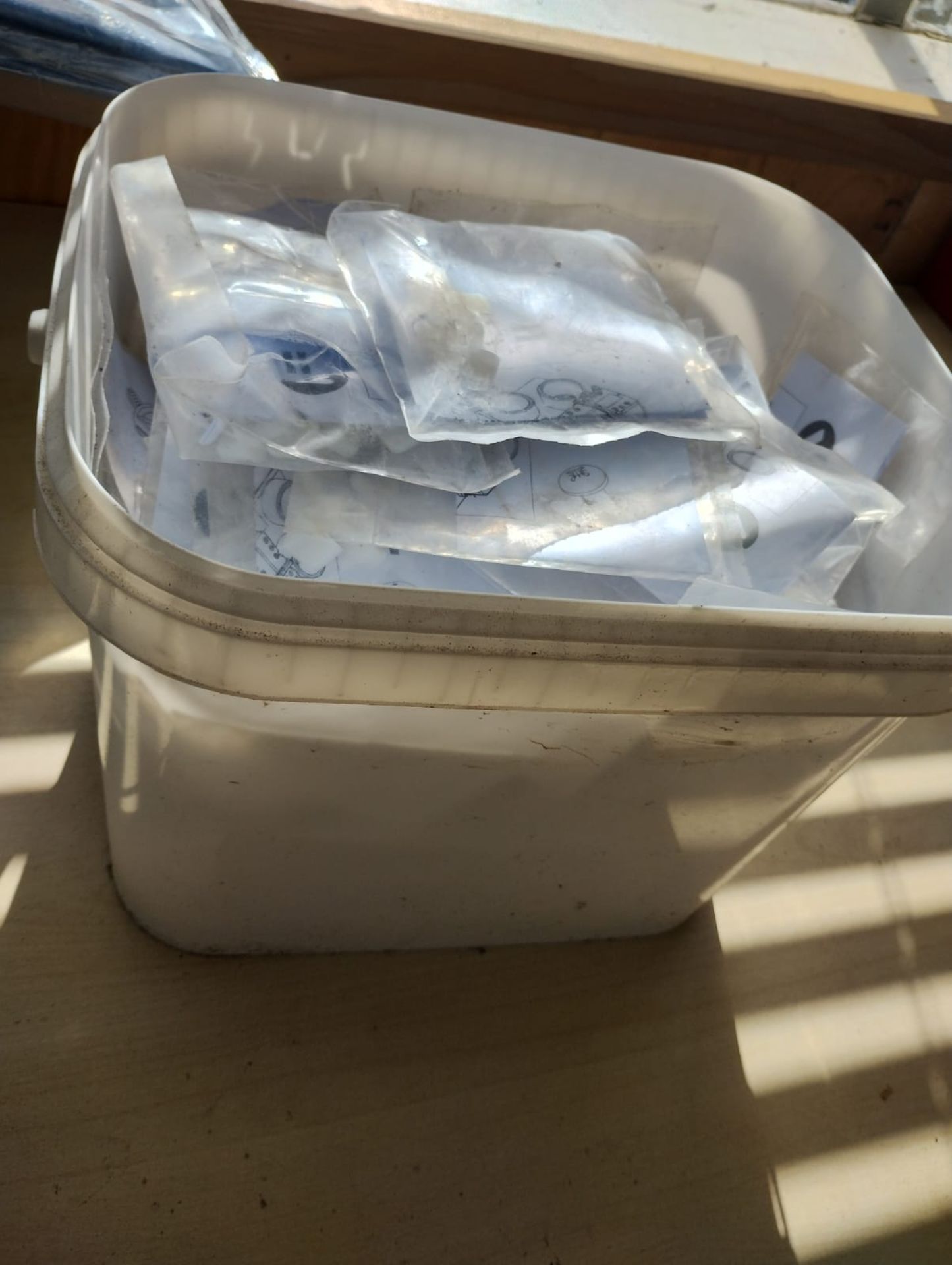 JOBLOT OF 150 APPROX - PACKS OF 4PSC WHITE SCREW IN CAPS - NEW IN ORIGINAL PACKS - Image 4 of 4