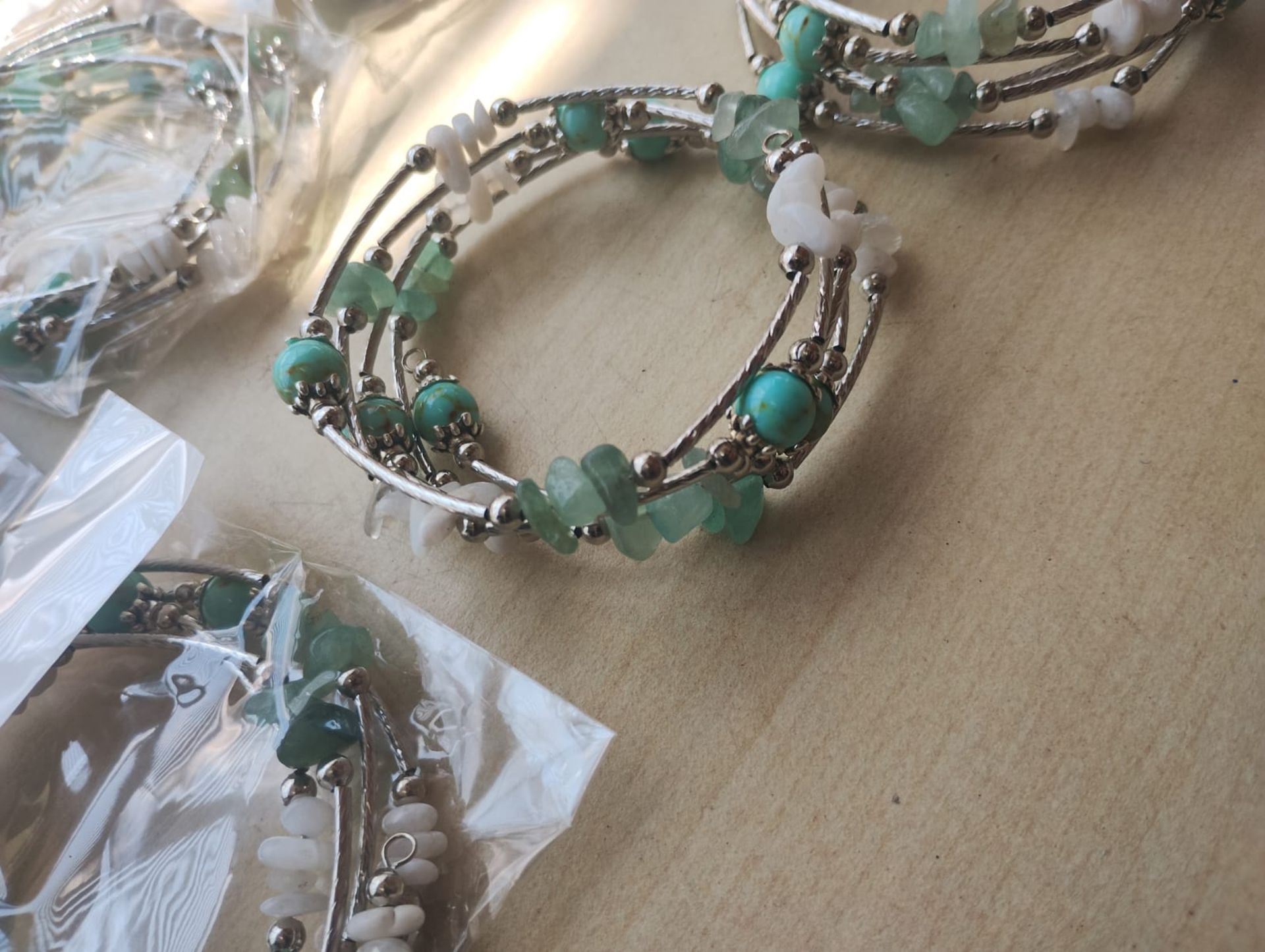 ADVENTURINE+ WHITE AGATE GEMSTONE CRYSTAL WRAP AROUND BANGLES SS - JOBLOT OF 10 - Image 3 of 4