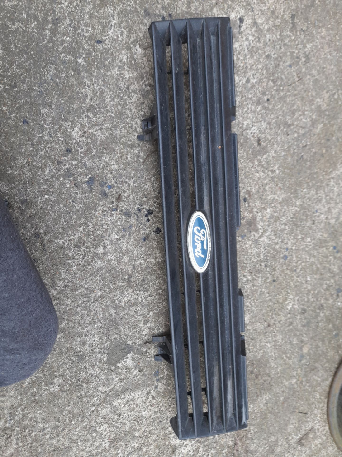 JOBLOT OF CLASSIC FORD CAR FRONT GRILLS - Image 5 of 12