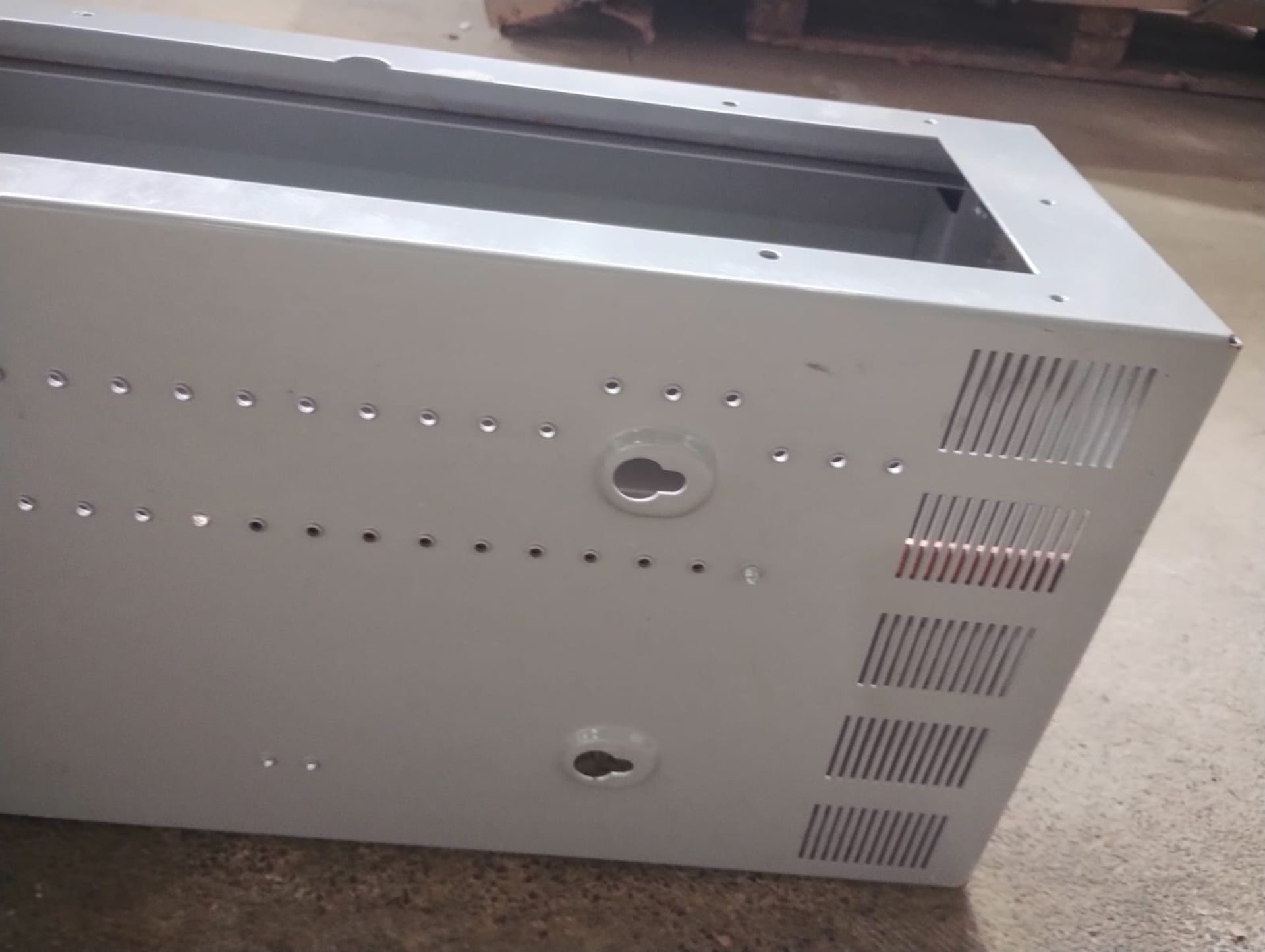 EATON SIDE MOUNTED METERING ENCLOSURE - 10 SPACES, BLANKING PLATES, NEW - 2030L X 255D X 300MM - Image 4 of 9
