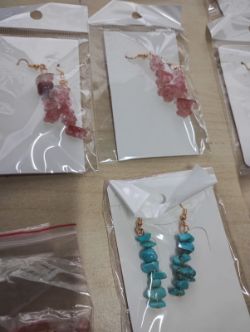 STRAWBERRY QUARTZ+ BLUE HOWLITE CRYSTAL CHIP SS GOLD TONE EARRING SETS - JOBLOT OF 14 - BRAND NEW