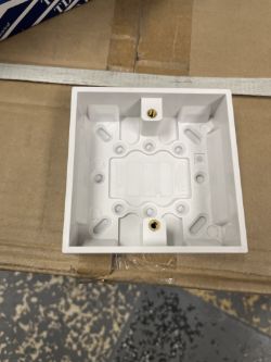 100 X TD LINE 1 GANG SURFAVE PATTRESS 25 MM DEEP