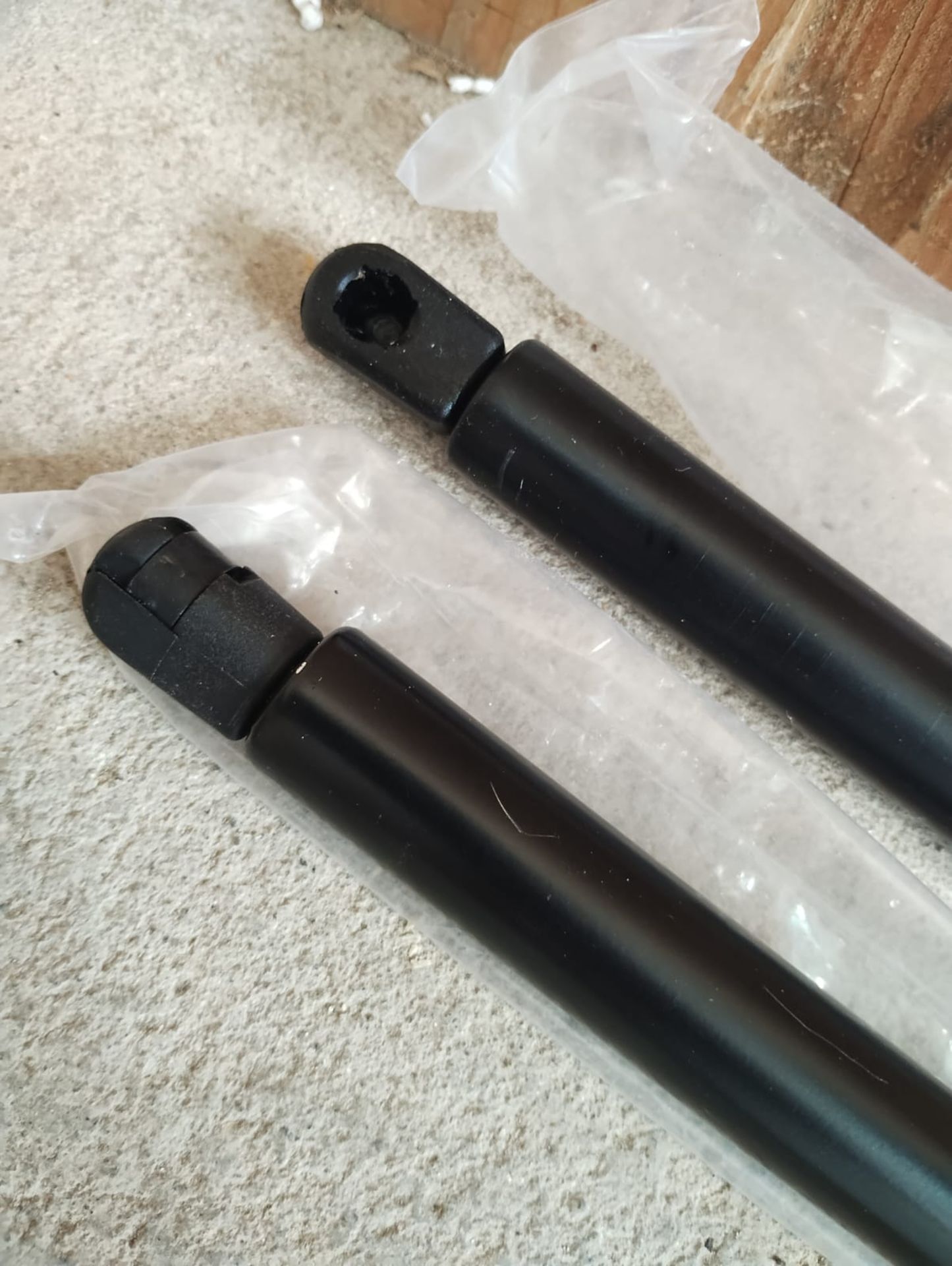 TAILGATE BOOT STRUT DAMPERS - PAIR - NEW - 685MM LONG - Image 2 of 4