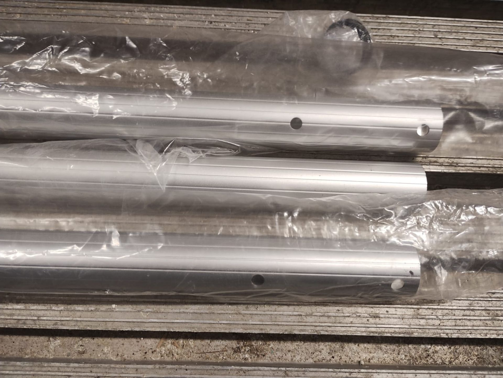 JOBLOT OF 3 - SWIMMING POOL ROUND ALUMINUM TELESCOPIC POLES - 2650MM LONG - BRAND NEW IN - Image 5 of 6