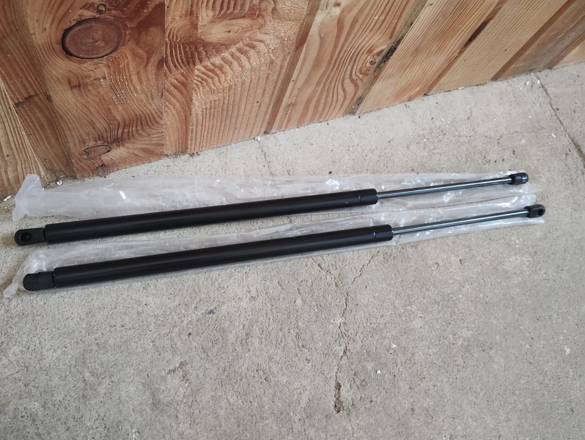 TAILGATE BOOT STRUT DAMPERS - PAIR - NEW - 685MM LONG - Image 4 of 4