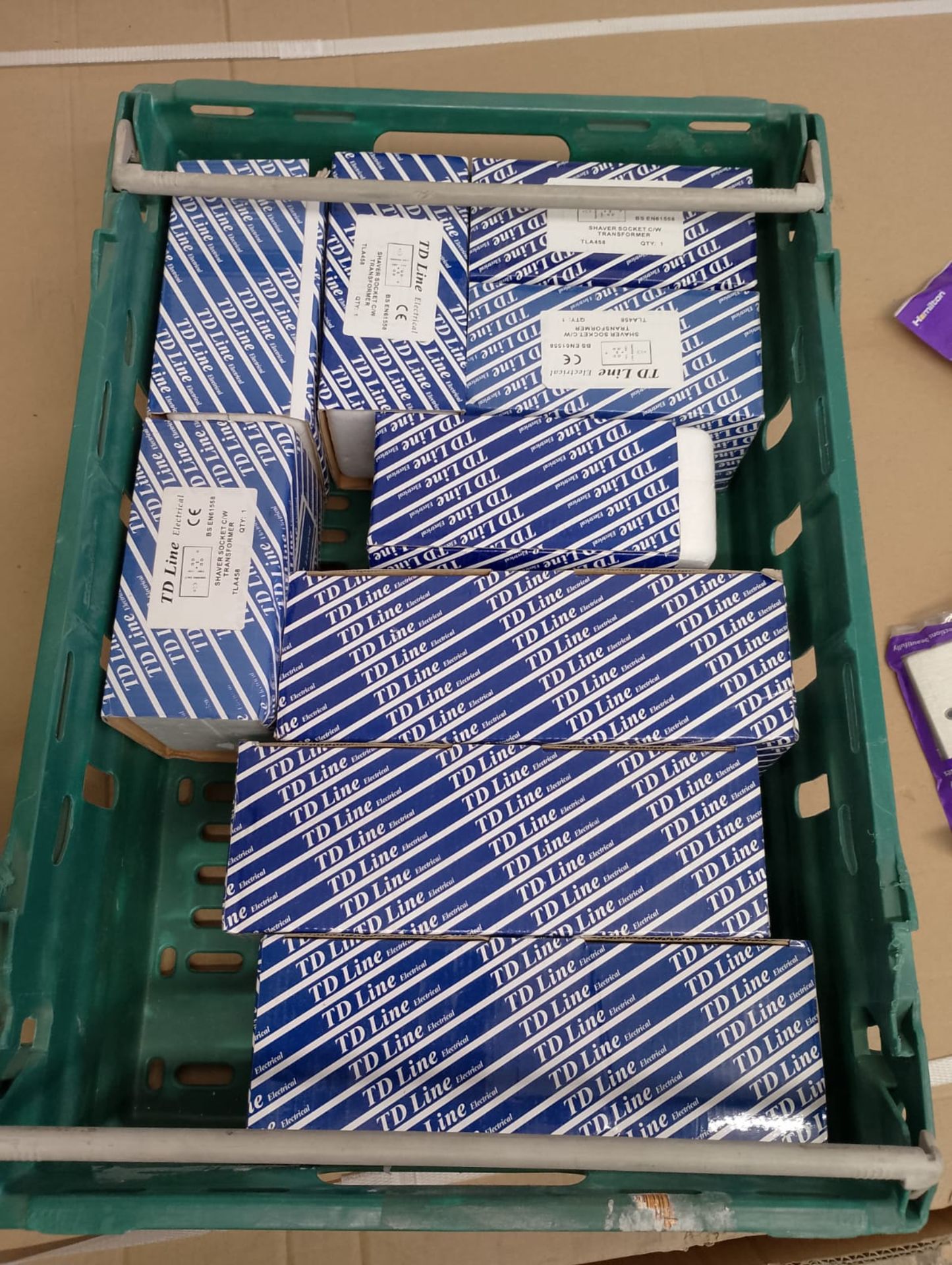 JOBLOT X 2 CRATES NUMBER 15 RESELLER CARBOOT MARKET - Image 8 of 12