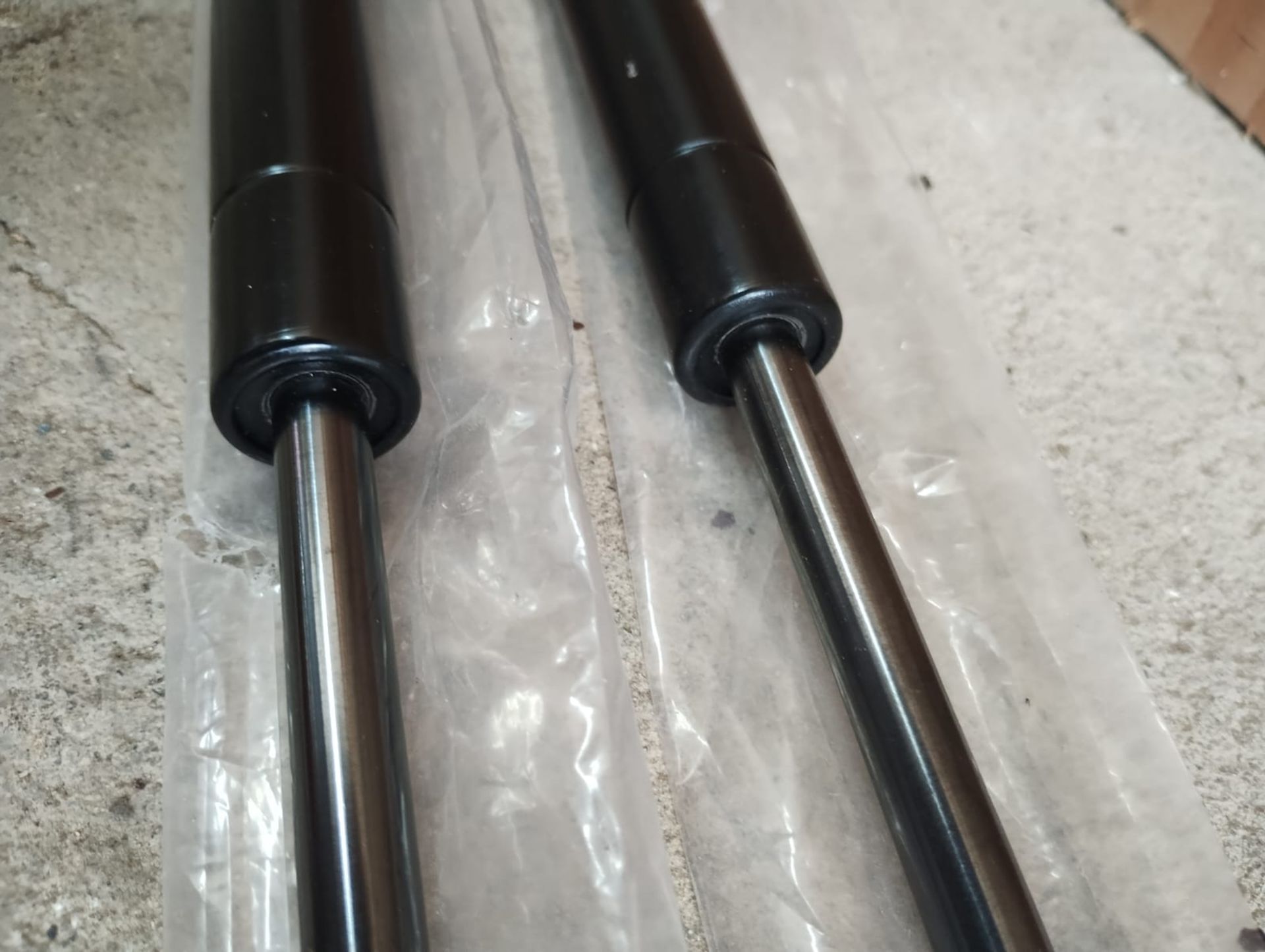 TAILGATE BOOT STRUT DAMPERS - PAIR - NEW - 685MM LONG - Image 3 of 4