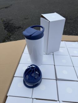BOX OF 36 WHITE 700ML TUMBLERS WITH NAVY BLUE FRUIT INFUSION LIDS