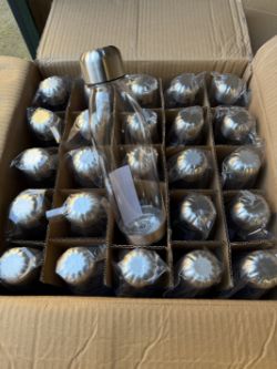 PALLET OF 600 CLEAR 700ML PLASTIC WATER BOTTLES WITH CHROME SCREW LIDS