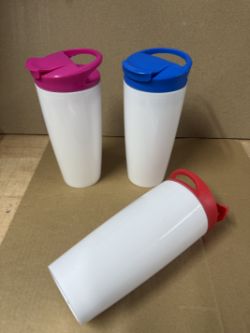 PALLET OF 600 WHITE PLASTIC 700ML TUMBLERS WITH COLOURED LIDS