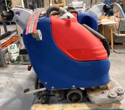 1X FLOOR CLEANER SCRUBBER TURN ON POWERS UP