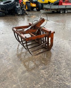 DUNG GRAB WITH EURO 8 BRACKETS