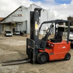 **(INCLUDES CHARGER)**2014 HELI FE25G ELECTRIC FORKLIFT TRUCK