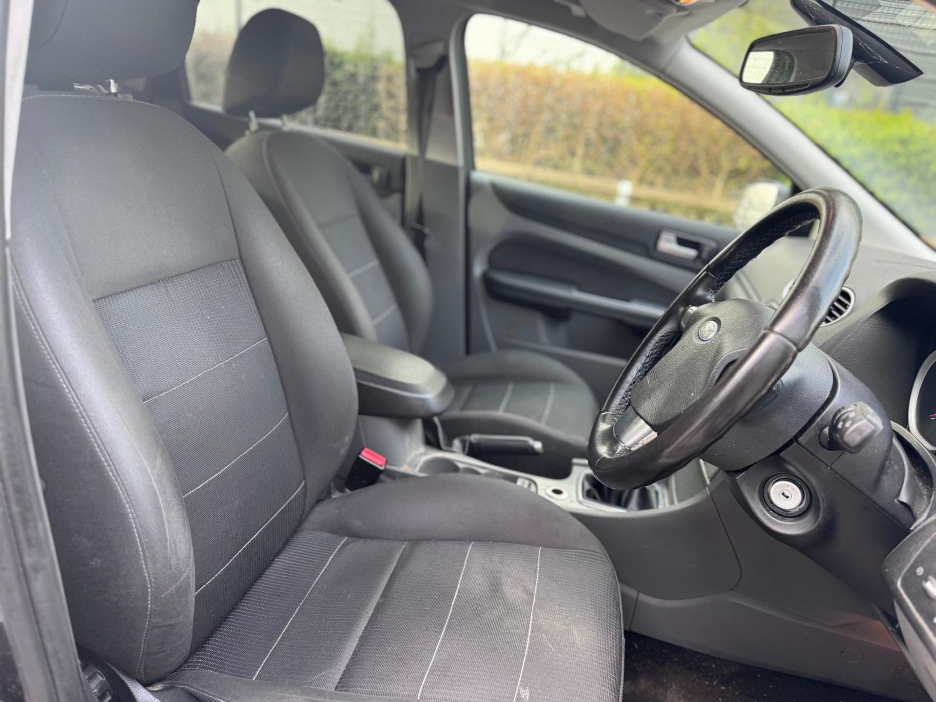 **(ONLY 124K MILEAGE)** 2008 FORD FOCUS TITANIUM 100 1.6 PETROL MANUAL >>--NO VAT ON HAMMER--<< - Image 12 of 14