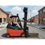 **(INCLUDES CHARGER)** 2006 LINDE E20-02-000 ELECTRIC 4-WHEEL FORKLIFT