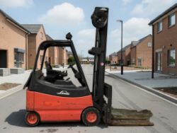**(INCLUDES CHARGER)** 2006 LINDE E20-02-000 ELECTRIC 4-WHEEL FORKLIFT
