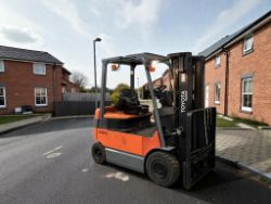 **(INCLUDES CHARGER)** 2013 TOYOTA 7FBMF25 ELECTRIC FORKLIFT – 2.5 TONNE, TRIPLEX MAST