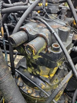 JCB JS200 / JS220 SLEW GEARBOX – 1997 SQUARE BACK BALLAST TYPE