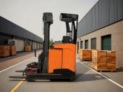 UNICARRIERS ULS140D REACH TRUCK **(INCLUDES CHARGER)**