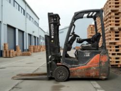 **(INCLUDES CHARGER)**2013 TOYOTA 8FBET15 ELECTRIC FORKLIFT – 1.5 TONNE – STANDARD MAST