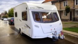 2010 TOURING CARAVAN – FOLD UNDER / PULL OUT BED, END KITCHEN & WASHROOM >>--NO VAT ON HAMMER--<<