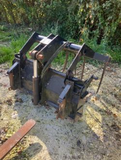 DUNG GRAB WITH EURO 3 BRACKETS