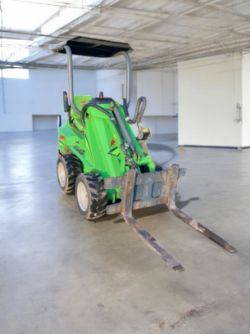 2018 AVANT 320S TELESCOPIC COMPACT LOADER WITH FORKS & BUCKET