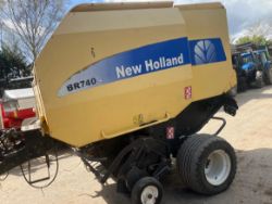 NEW HOLLAND BR740A ROUND BALER
