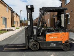 **(INCLUDES CHARGER)** 2019 DOOSAN B20X-7 ELECTRIC 4-WHEEL FORKLIFT