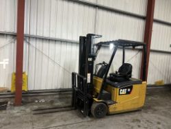 **(INCLUDES CHARGER)**CAT LIFT TRUCKS EP16PNT – ELECTRIC 3-WHEEL FORKLIFT