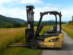 CAT LIFT TRUCKS EP18NT – 3 WHEEL ELECTRIC FORKLIFT (2007)**(INCLUDES CHARGER)**