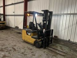**(INCLUDES CHARGER)**2018 CAT LIFT TRUCKS EP16CPNT ELECTRIC FORKLIFT (3-WHEEL)