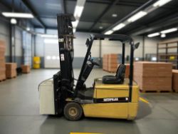 **(INCLUDES CHARGER)**CAT LIFT TRUCKS EP18KT – ELECTRIC FORKLIFT (3 WHEELS)