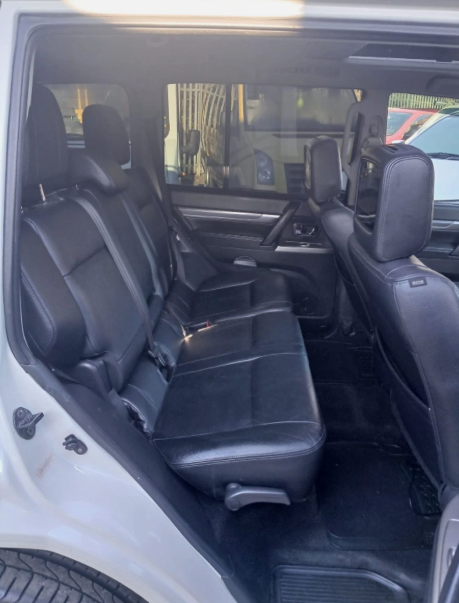 2016 MITSUBISHI SHOGUN 3.2 DI-D LWB AUTO SUV IN PEARLESCENT WHITE >>--NO VAT ON HAMMER--<< - Image 14 of 17