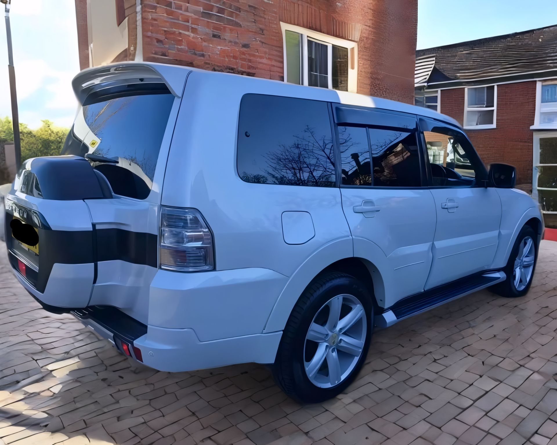 2016 MITSUBISHI SHOGUN 3.2 DI-D LWB AUTO SUV IN PEARLESCENT WHITE >>--NO VAT ON HAMMER--<< - Image 2 of 17