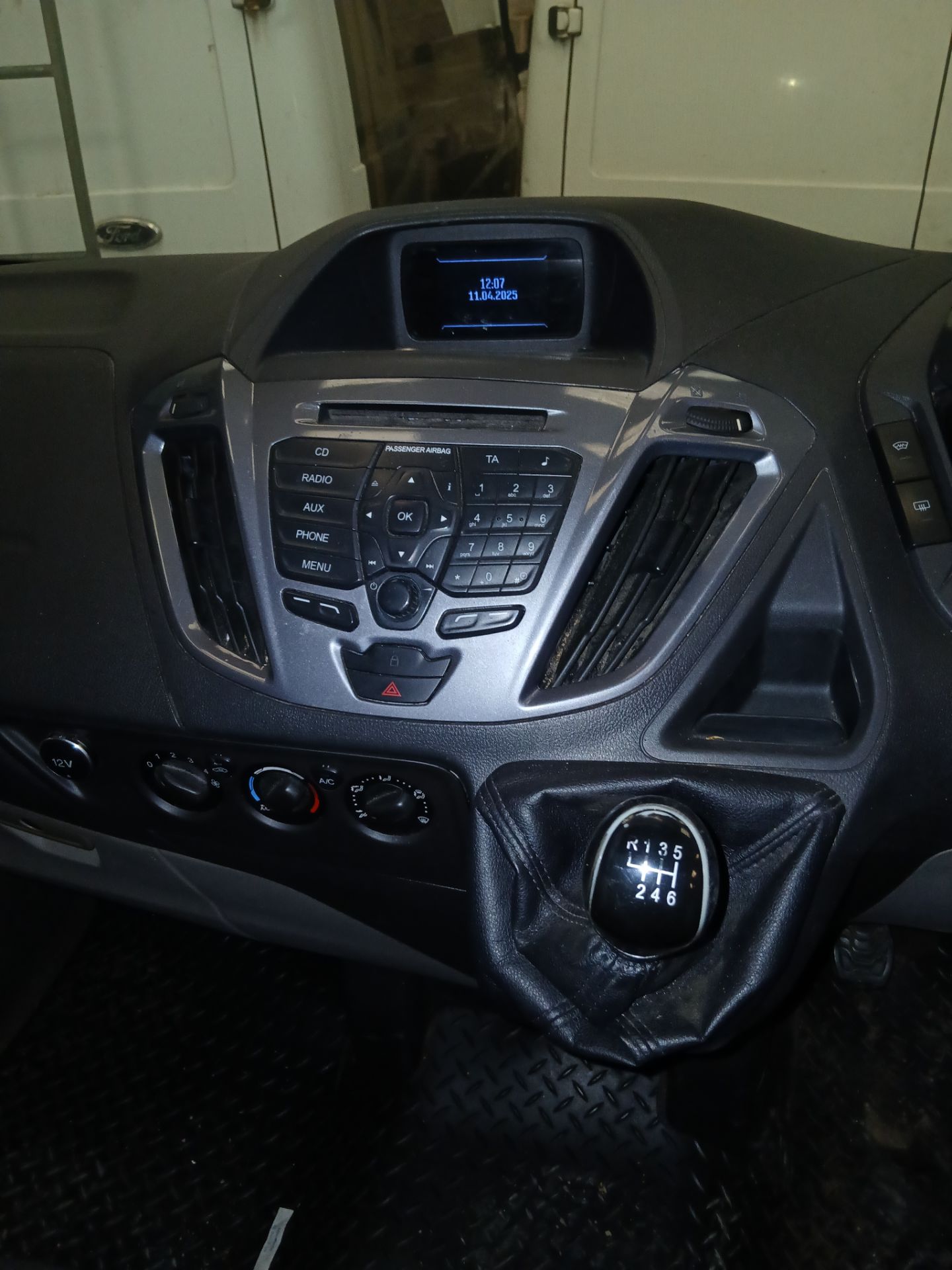 2014 FORD TOURNEO CUSTOM 300 LTD E-TECH – VAN DERIVED CAR – 2198CC DIESEL >>--NO VAT ON HAMMER--<< - Image 5 of 9