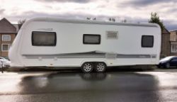 2011 TOURING CARAVAN – FIXED BED, END BEDROOM & WASHROOM >>--NO VAT ON HAMMER--<<