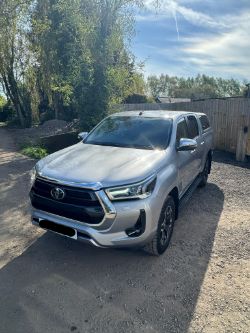 **(ONLY 81K MILEAGE)** 2021 TOYOTA HILUX INVINCIBLE D-4D 2.4L DIESEL AUTOMATIC PICK UP IN SILVER