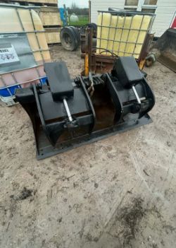 INDUSTRIAL BUCKET & GRAPPLE – TWIN GRAB SKID STEER / BOBCAT LOADER