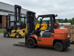 2005 TOYOTA 7FGCU55 5.5T LPG FORKLIFT – DUPLEX MAST – 3,700MM LIFT – 8,753 HOURS