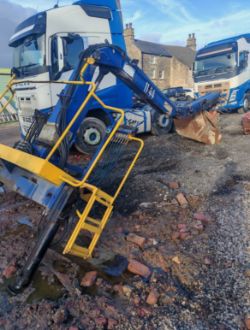 HIAB CRANE WITH ROTATING CLAMSHELL