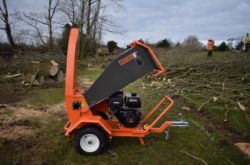 **NEW** COMPACT WOOD CHIPPER WITH INDEPENDENT ENGINE