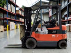 **(INCLUDES CHARGER)** 2008 TOYOTA 7FBMF25 FORKLIFT